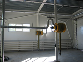 На станции технического обслуживания смонтированы <BR>вытяжные катушки "СовПлим", предназначенные для отвода выхлопных газов при диагностике и ремонте <BR>двигателей внутреннего сгорания.